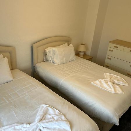 Family Home Near Cribbs Causeway And The Wave, Just 2 Minutes From Airbus And Rolls Royce 브리스틀 외부 사진