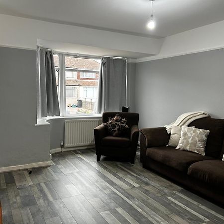 Family Home Near Cribbs Causeway And The Wave, Just 2 Minutes From Airbus And Rolls Royce 브리스틀 외부 사진