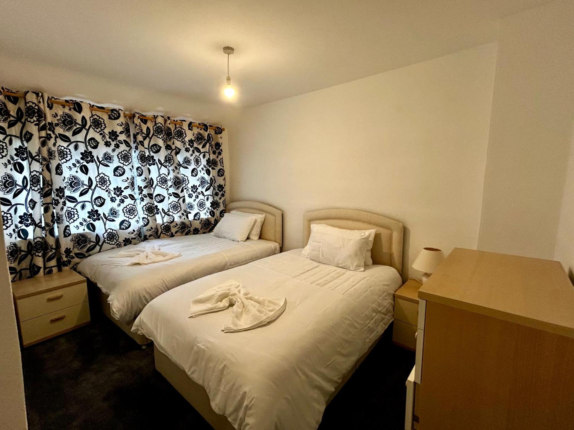 Family Home Near Cribbs Causeway And The Wave, Just 2 Minutes From Airbus And Rolls Royce 브리스틀 외부 사진