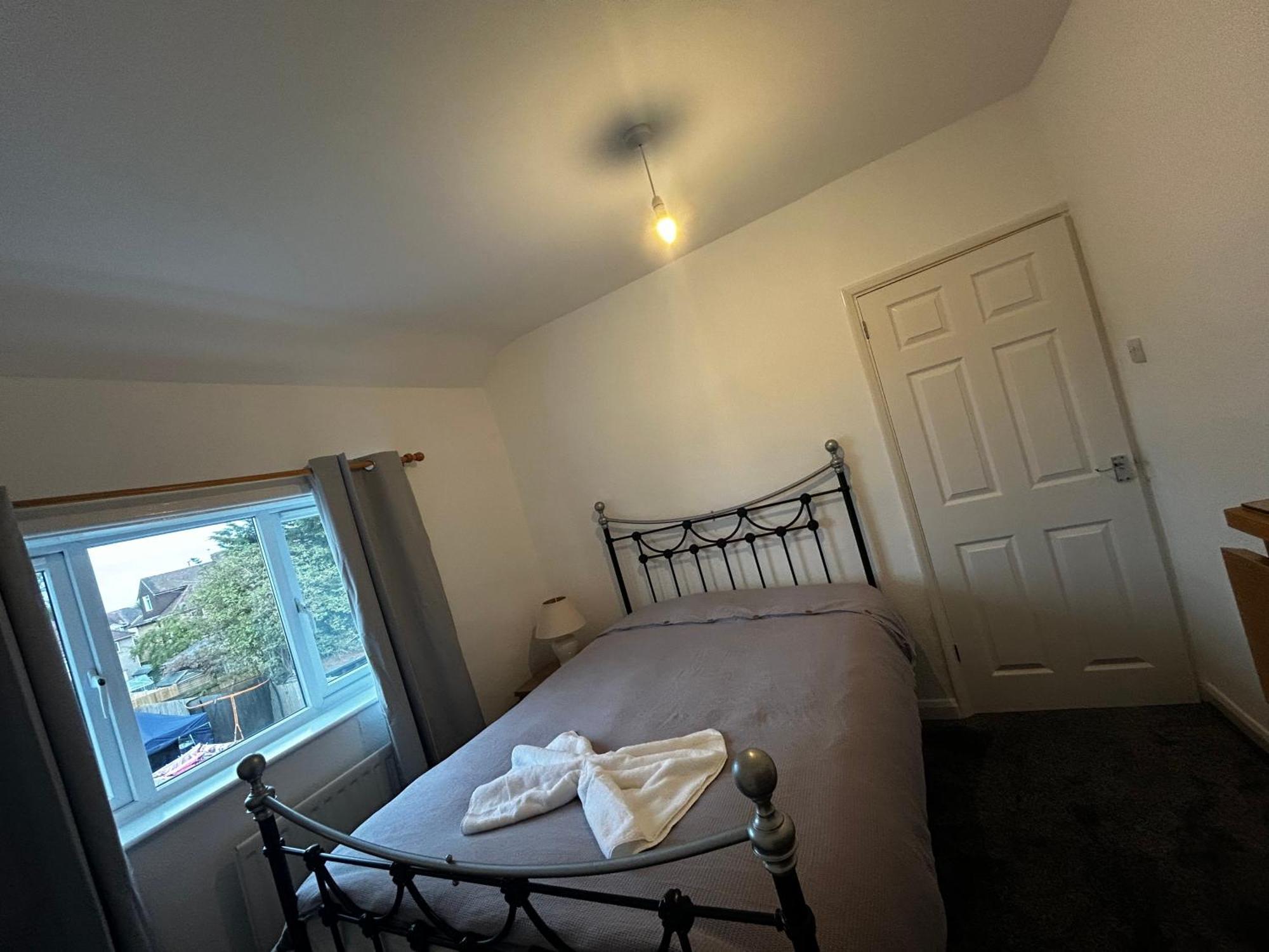 Family Home Near Cribbs Causeway And The Wave, Just 2 Minutes From Airbus And Rolls Royce 브리스틀 외부 사진