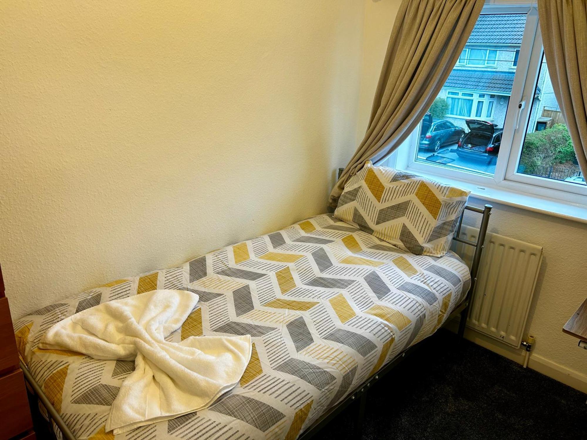 Family Home Near Cribbs Causeway And The Wave, Just 2 Minutes From Airbus And Rolls Royce 브리스틀 외부 사진